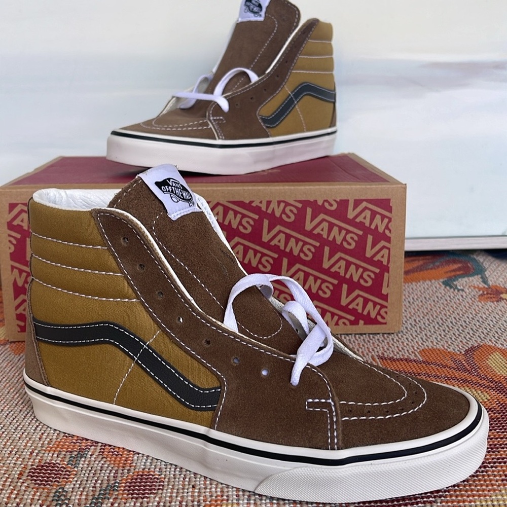 Vans WMNS Sk8-Hi Canvas/Suede Pop Brown/Mu
VN000CMXBF0
Sneakers - Picture 1 of 16